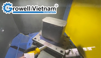 Tìm hiểu nguyên lý hoạt động tủ phun cát trong xử lý bề mặt