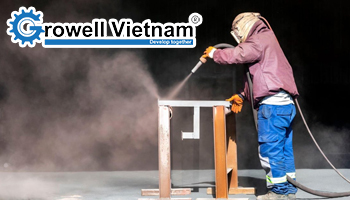 Ứng dụng bắn cát làm sạch kim loại trong cơ khí và chế tạo