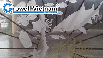 Phun cát kính hay dán decal: Lựa chọn nào tốt hơn?